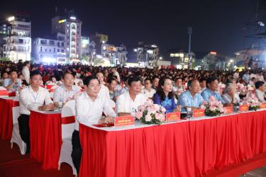 Các đồng chí lãnh đạo tỉnh, nguyên lãnh đạo tỉnh dự tại điểm cầu Quảng trường 3/2.