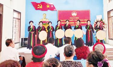 Quan họ Thị Chung góp vui trong ngày hội đại đoàn kết toàn dân.