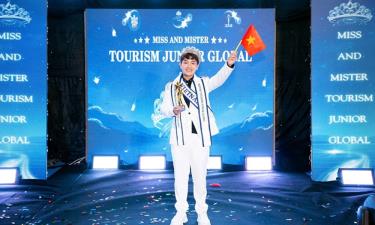 Wang An Nam giương cao lá cờ Việt Nam trong giây phút đăng quang.