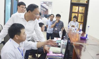 Đồng chí Phạm Văn Thịnh kiểm tra quy trình giải quyết thủ tục hành chính tại Trung tâm Phục vụ hành chính công phường Quế Võ.