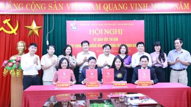 Đại diện lãnh đạo Hội Nhà báo tỉnh và các cơ quan báo chí ký giao ước thi đua 