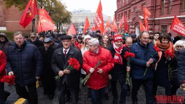 Đoàn người cùng cờ, hoa, biểu ngữ tiến vào Quảng trường Đỏ. (Ảnh: Thanh Thể)