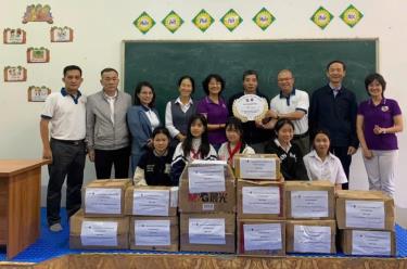 Ảnh: Bà Phạm Thị Minh An ( thứ 5 từ trái sang) trao tặng thư viện tại trường THCS Văn Sơn, huyện Lạc Sơn