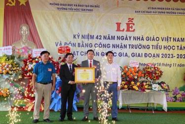Ảnh: Ông Nguyễn Thanh Tuấn – Thường vụ huyện ủy, Phó Chủ tịch Ủy ban nhân dân huyện trao Bằng công nhận trường chuẩn Quốc gia cho nhà trường