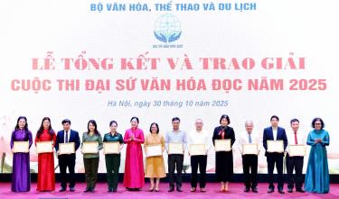 Ông Nguyễn Đắc Hồng, Giám đốc Thư viện tỉnh Bắc Ninh số 1 (thứ 6 từ phải sang) đại diện đơn vị nhận Giải thưởng “Đơn vị tổ chức tốt vòng sơ khảo toàn quốc”.