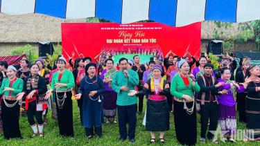 Đồng bào các dân tộc cùng cất cao tiếng hát.