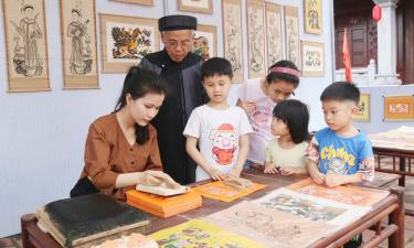 Các thế hệ thực hành gìn giữ di sản nghề làm tranh dân gian Đông Hồ. Ảnh: Thuận Thảo.