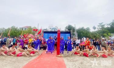 Thực hành kéo co ngồi tại đền Trấn Vũ.