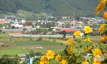 Vùng quê Lâm Đồng bên dòng sông Đa Nhim trong nắng cuối thu.