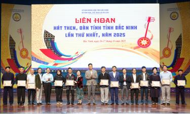 Đồng chí Trương Quang Hải, Phó Giám đốc Sở Văn hóa, Thể thao và Du lịch, Trưởng Ban tổ chức Liên hoan và các đại biểu trao giải Toàn đoàn cho các đoàn nghệ thuật quần chúng.