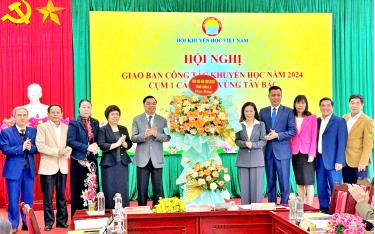 Ảnh: Lãnh đạo UBND tỉnh Sơn La tặng hoa hội nghị.