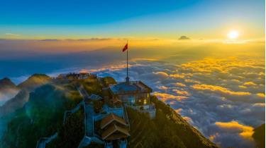 Quang cảnh Fansipan nhìn từ trên cao. Ảnh: DL