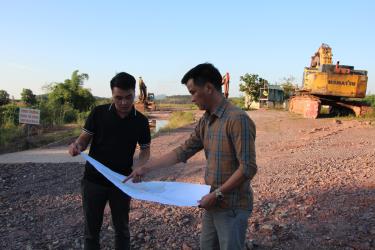 Cán bộ xã Kép rà soát khu vực triển khai dự án Cụm công nghiệp Hương Sơn 1.