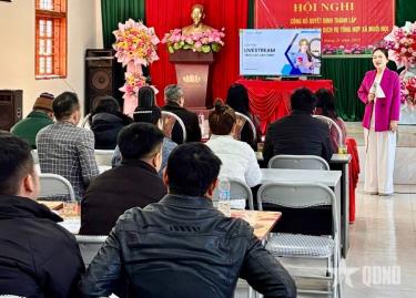 Cục Thương mại điện tử và Kinh tế số tổ chức tập huấn nâng cao kiến thức ứng dụng thương mại điện tử tại xã Muổi Nọi, tỉnh Sơn La. Ảnh: THẢO PHƯƠNG