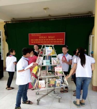 Ảnh: các em học sinh hưởng ứng tuần lễ học tập suốt đời