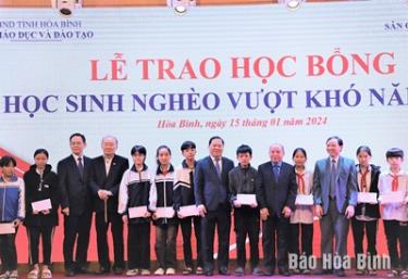 Ảnh: Các đồng chí Thường trực Tỉnh ủy và lãnh đạo Tập đoàn Charm Vit, Công ty TNHH sân Golf Phượng Hoàng trao học bổng cho học sinh.