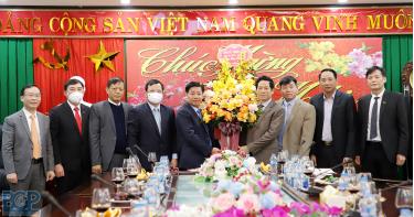 Đồng chí Dương Văn Thái và thành viên Đoàn công tác tặng hoa chúc mừng năm mới
Công ty cổ phần Phân Đạm và Hóa chất Hà Bắc.
