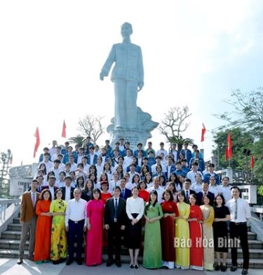 Ảnh: Các đội tuyển của tỉnh tham dự kỳ thi Kỳ thi chọn học sinh giỏi Quốc gia THPT năm học 2023-2024 lên dâng hương tại Tượng đài Bác hồ trước khi bước vào cuộc thi.