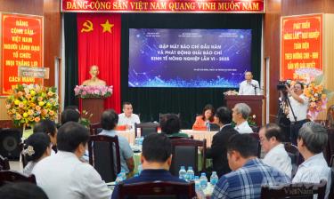 Thứ trưởng Bộ NN-PTNT Phùng Đức Tiến chủ trì buổi gặp mặt. Ảnh: Nguyễn Thủy