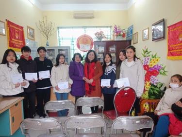 Ảnh: Hội Khuyến học thành phố Hòa Bình trao học bổng cho các em học sinh