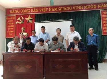 Ảnh: Các đồng chí trong cụm thi đua số 2 huyện Mai Châu ký kết giao ước thi đua