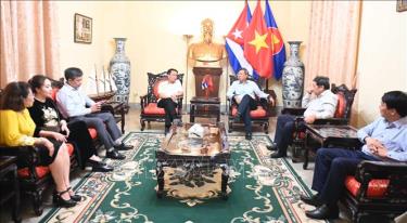 Đoàn đại biểu Hội Nhà báo Việt Nam tại cuộc gặp với Đại sứ Việt Nam tại Cuba Lê Quang Long. (Ảnh: TTXVN)