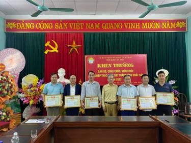 Ảnh: Ông Phạm Quốc Vinh, Chủ tịch HKH huyện Đà Bắc trao giấy khen và phần thưởng cho các tập thể và cá nhân tại lễ tuyên dương
