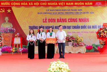 Ảnh: Đồng chí Bùi Văn Chanh, Chủ tịch HKH huyện tặng kinh phí hỗ trợ cho nhà trường