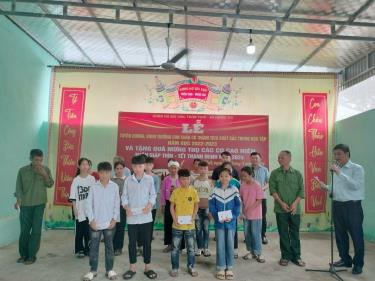 Ảnh: Ông Bùi Văn Diền -Trưởng Ban Khuyến học Dòng họ trao thưởng cho học sinh