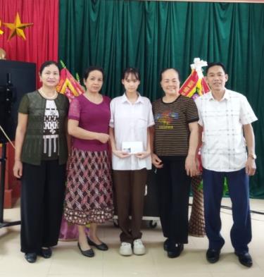 Ảnh: Đại diện Chi bộ tổ 17 trao học bổng cho em Nguyễn Thị Mai Hoa
