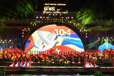 Chương trình nghệ thuật “Đất nước trọn niềm vui” do Quân ủy Trung ương, Bộ Quốc phòng chỉ đạo Quân khu 7 chủ trì thực hiện, với quy mô lớn tại Hội trường Thống Nhất.