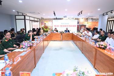 Quang cảnh buổi toạ đàm.