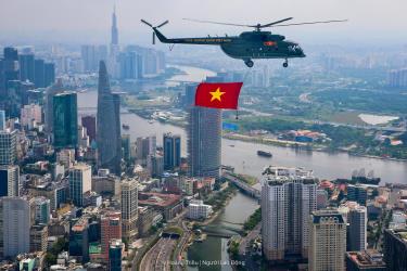 Sự xuất hiện của những chiếc trực thăng mang theo cờ Đảng, cờ Tổ quốc trong những ngày tháng 4 lịch sử sẽ luôn là kỷ niệm đặc biệt với người dân và du khách tại TP HCM. Ảnh: NVCC