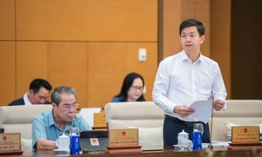 Tổng Thư ký, Chủ nhiệm Văn phòng Quốc hội Lê Quang Tùng báo cáo tại phiên họp.