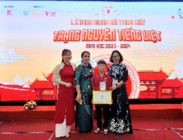 Ảnh: các cô giáo trong Ban giam hiệu nhà trường và em Quản Thế Khải nhận giải thưởng tại Thủ đô Hà Nội.