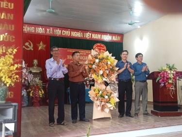 Ảnh: Cán bộ, Đảng viên và Nhân dân khu dân cư Đồng Tâm vui mừng đón nhận Quyết định của UBND huyện Lạc Thủy công nhận khu dân cư kiểu mẫu.

