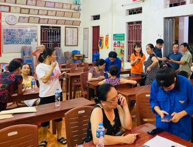 Ảnh: cán bộ, hội viên cài đặt các phần mềm ứng dụng trên điện thoại thông minh