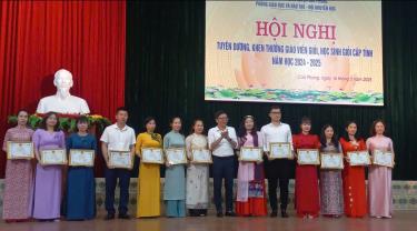 Đồng chí Nguyễn Việt Phương, Phó Chủ tịch UBND huyện Cao Phong trao thưởng cho giáo viên đoạt giải cấp tỉnh