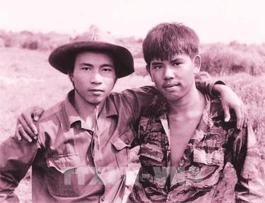 Bức ảnh lịch sử mang tên “Hai người lính” chụp tại Long Quang, Quảng Trị mùa xuân năm 1973. Ảnh: Chu Chí Thành