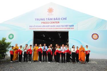 Đại diện Ban tổ chức Đại lễ Vesak Liên hợp quốc 2025 cắt băng khánh thành Trung tâm Báo chí Đại lễ Vesak chiều 2/5. Ảnh: An Hiếu