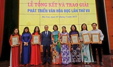 Ông Vũ Trí Tĩnh (ngoài cùng bên phải) được trao Giải thưởng Phát triển văn hóa đọc năm 2024.