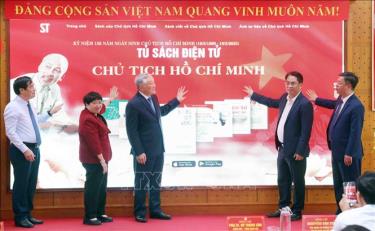 GS.TS Nguyễn Hòa Bình, Phó Thủ tướng Thường trực Chính phủ và các đại biểu thực hiện nghi thức khai trương Tủ sách điện tử Chủ tịch Hồ Chí Minh. Ảnh: Phạm Kiên/TTXVN