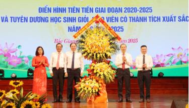 Đồng chí Mai Sơn tặng hoa chúc mừng Sở Giáo dục và Đào tạo.