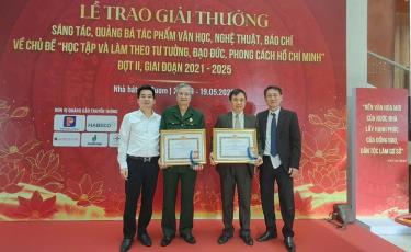Lãnh đạo Ban Tuyên giáo và Dân vận Tỉnh ủy Bắc Giang chúc mừng nhạc sĩ Nguyễn Tuấn Khương và nhạc sĩ Bá Đạt.
