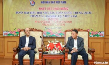 Phó Chủ tịch Thường trực Hội Nhà báo Việt Nam Nguyễn Đức Lợi và Phó Chủ tịch Thường trực Hội Nhà báo toàn quốc Trung Quốc Lưu Tư Dương trao đổi tại buổi tọa đàm