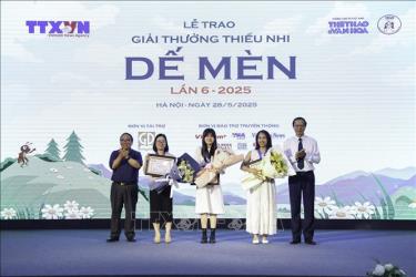 Phó Chủ tịch Hội Nhà văn Việt Nam, Chủ tịch Hội đồng giám khảo Trần Đăng Khoa và Thứ trưởng Bộ Giáo dục và Đào tạo Phạm Ngọc Thưởng trao giải 