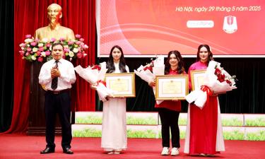 Các thí sinh đoạt giải Nhất cuộc thi.