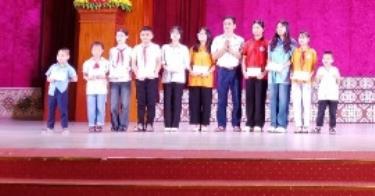 Ông Đinh Văn Ổn - Phó Chủ tịch Hội Khuyến học tỉnh trao học bổng cho các em học sinh vượt khó học tốt trong năm học 2023-2024