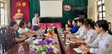 Ảnh: Thầy giáo Bùi Cao Lữ, Phó Hiệu trưởng trường THPT huyện Lạc Thủy trao đổi với đoàn công tác