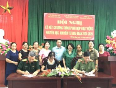 Ảnh: bà Trịnh Thị Thanh Thuỷ, Chủ tịch Hội Khuyến học thành phố; đồng chí Nguyễn Đức Dung, Chính trị viên Phó kiêm Chủ nhiệm chính trị, Ban chỉ huy Quân sự và đồng chí Bùi Yên Minh, Phó trưởng Công an thành phố, ký kết chương trình phối hợp.